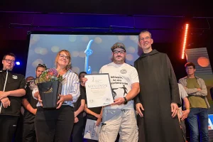 Živile Wein und Alexander Kochs nehmen für die Inklusionssportgruppe des TuS Oberwinter den Sonderpreis Inklusion des Zukunftspreises Heimat 2024 der VR Bank entgegen.